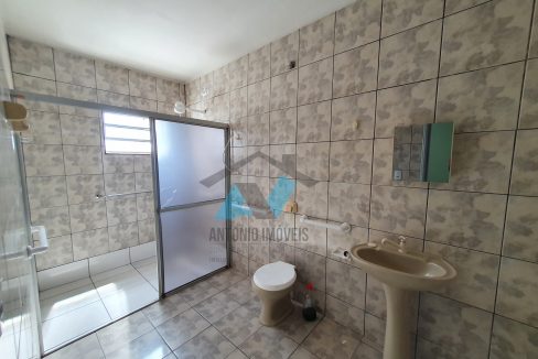 casa no pioneiro com ponto comercial cod 01710