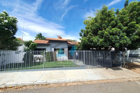 casa no pioneiro com ponto comercial cod 0173