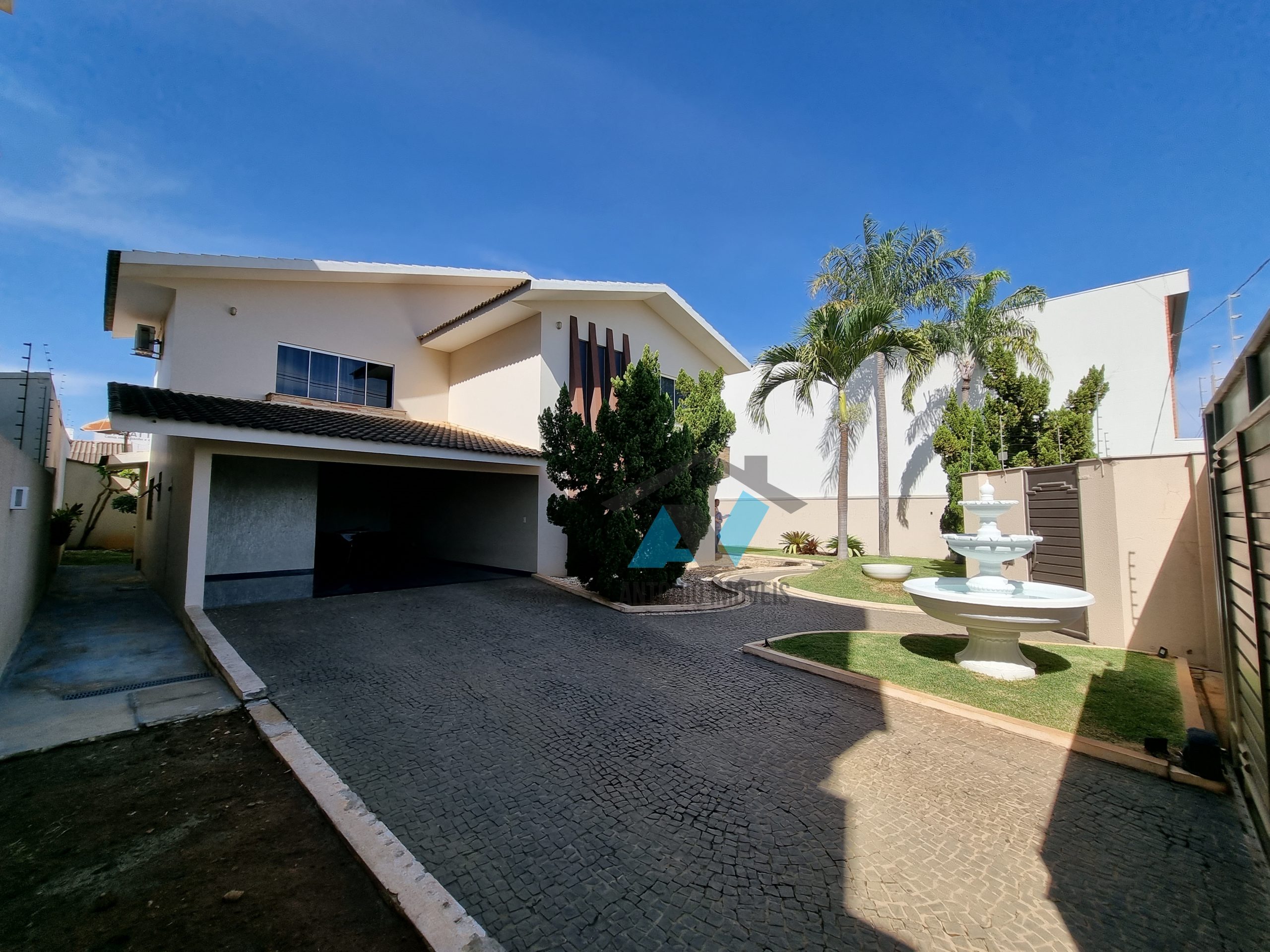 Cod. 108 – Casa com aptidão para comércio, localizada na avenida Cuiabá próximo ao Banco Sicredi no Centro da Cidade