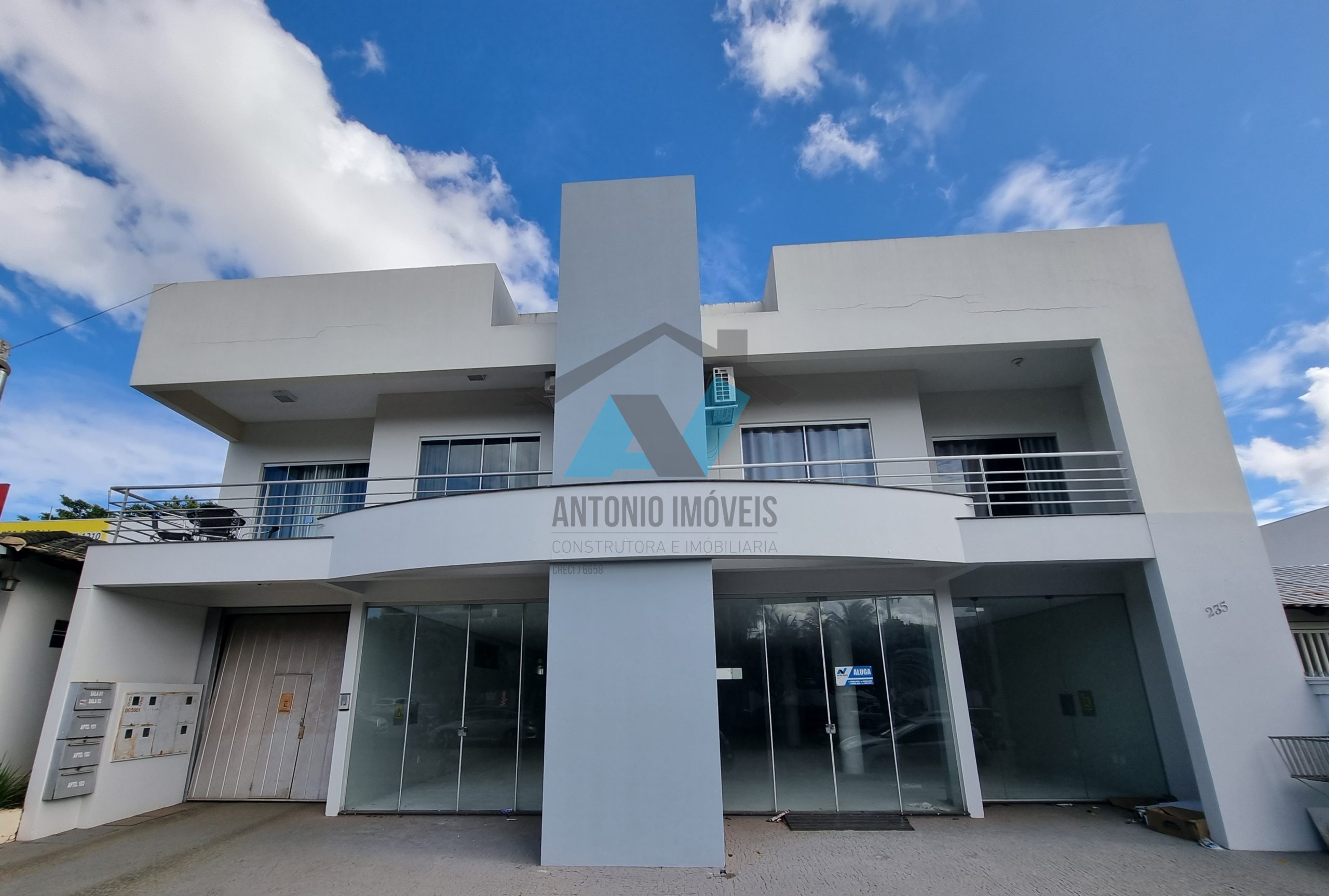 Prédio com Apartamentos Residenciais e Sala com Ponto Comercial em Avenida