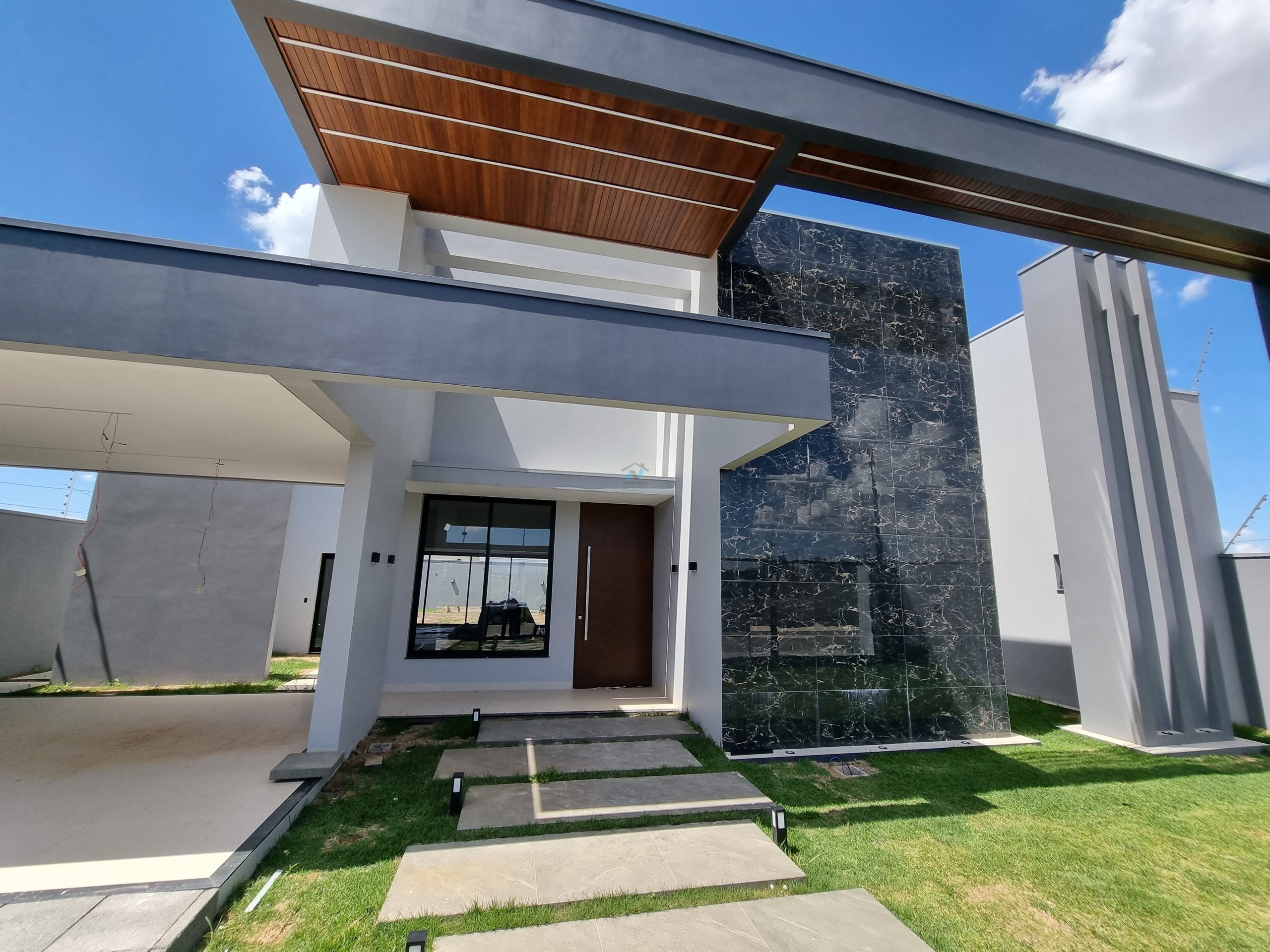 Cod. 298 – Casa a venda no bairro Belvedere com fachada moderna e acabamento excelente