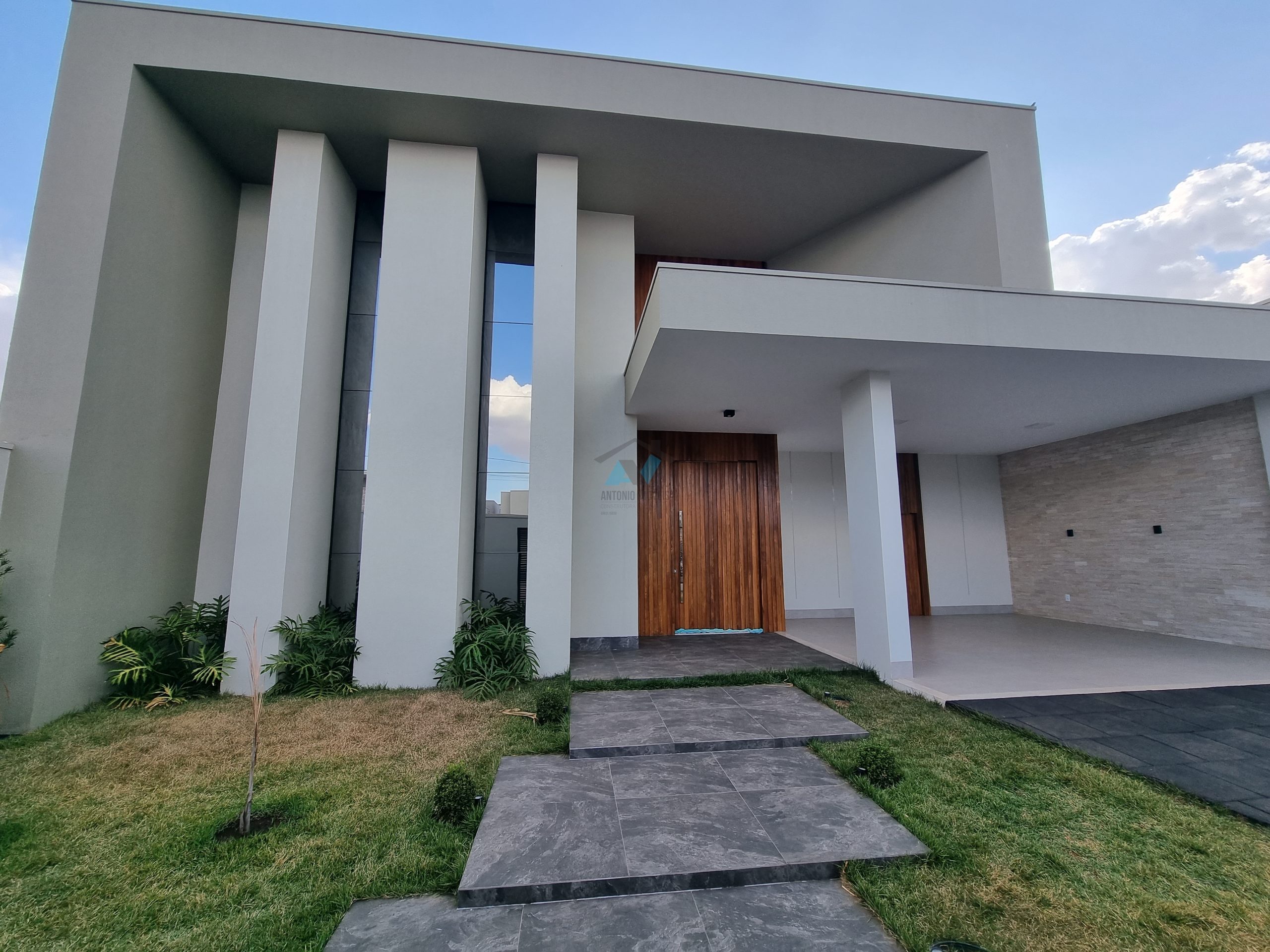 Uma casa moderna com piscina e jardim