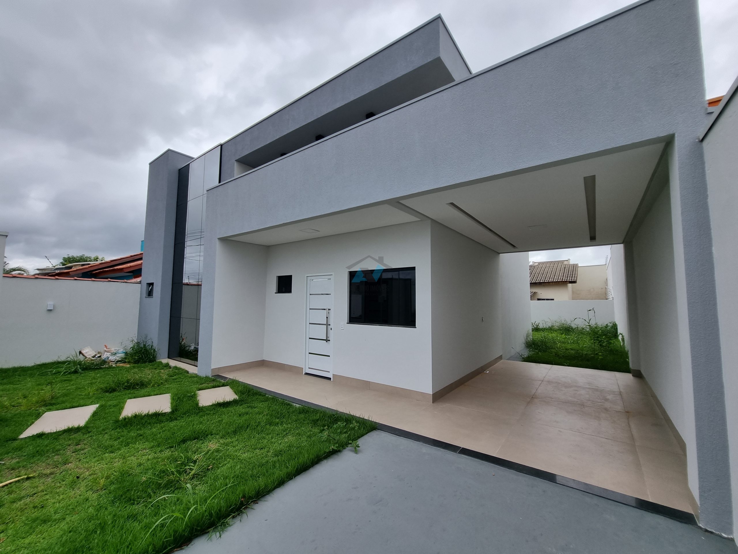 Cod. 054 – Casa pronta a venda no Buritis 1 com fachada moderna e aberturas externas em alumínio