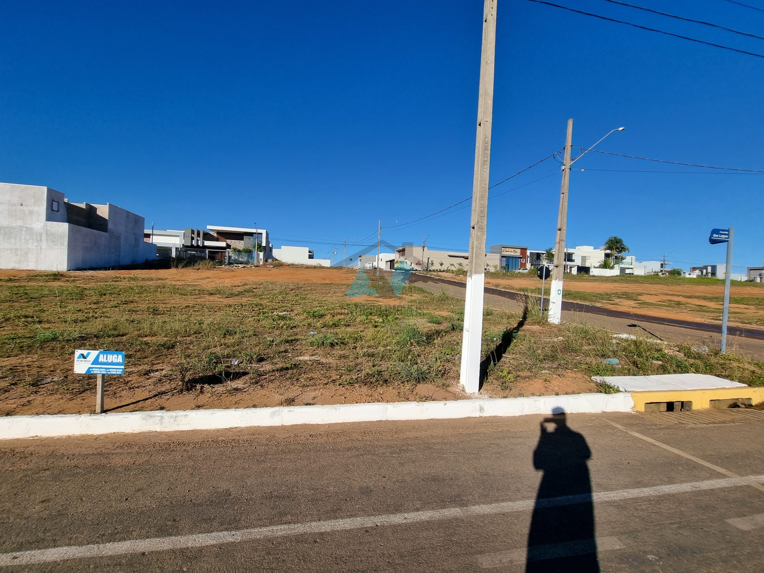 Cod. 182 – Aluga-se terreno / lote de esquina em frente ao lago municipal
