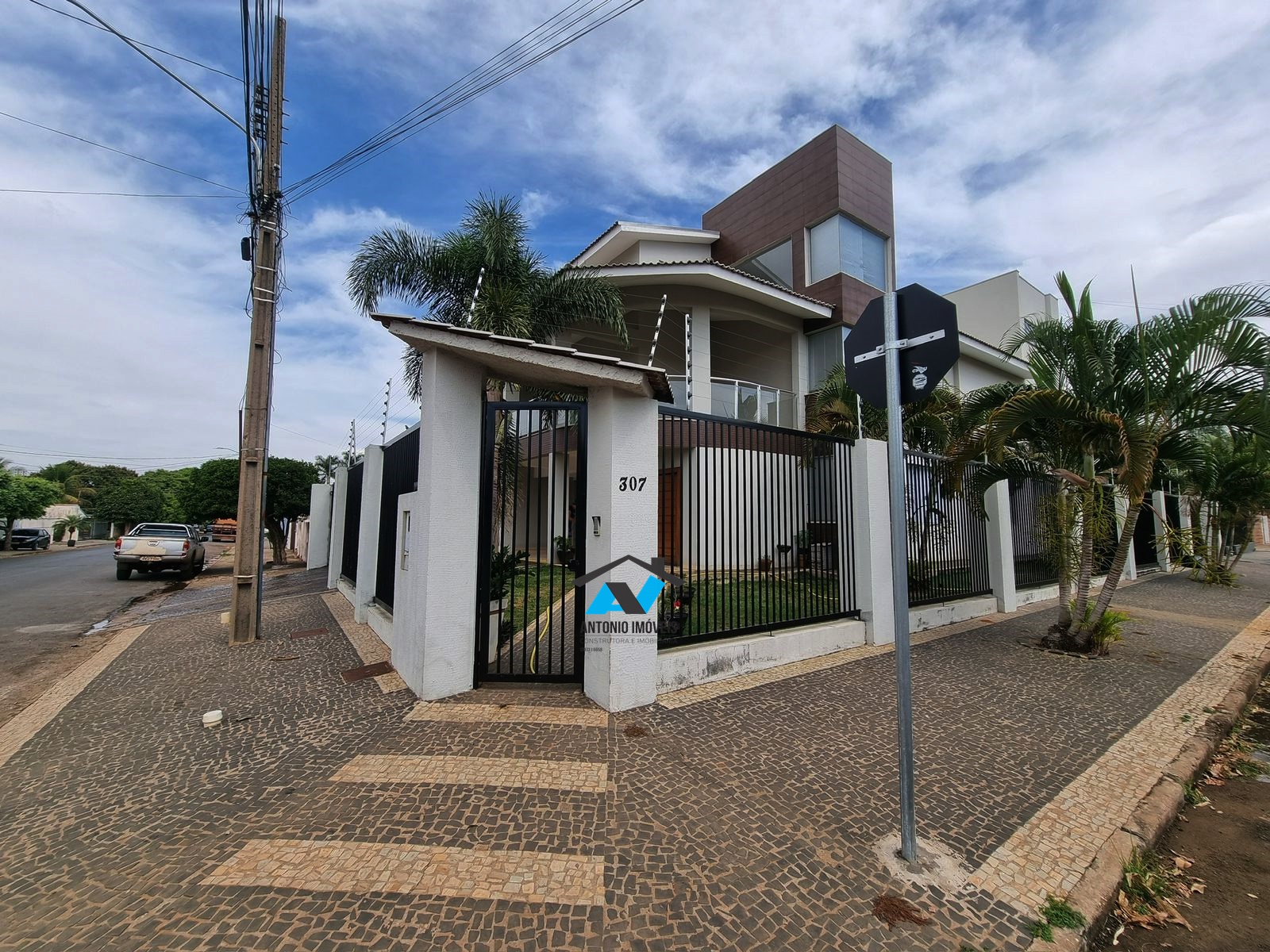 Cód. 181 – Sobrado de esquina no Bairro Castelândia com casa ao lado separada para locação